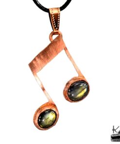 Pendentif artisanal en cuivre en forme de note de musique serti de deux pierres de labradorite, création Le Trésor des Korriganes.