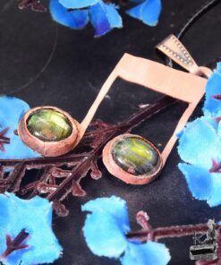 Alternative view of Pendentif Mélodie – note de musique en cuivre avec sa labradorite