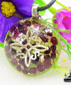 Pendentif Orgonite artisanal en résine transparente avec éclats de Grenat rouge, copeaux d'aluminium et symbole Nœud de Sorcière