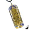Pendentif Orgonite en résine transparente avec éclats de lapis-lazuli bleu profond, métaux et symbole doré de la Fleur de Vie.