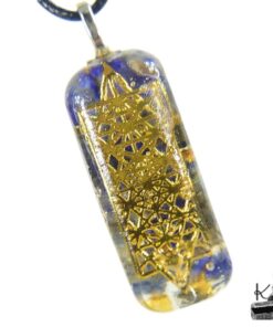 Pendentif Orgonite en résine transparente avec éclats de lapis-lazuli bleu profond, métaux et symbole doré de la Fleur de Vie.