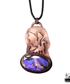 Pendentif artisanal Smaug en cuivre sculpté avec cabochon de labradorite violette, création unique Le Trésor des Korriganes.