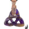 Pendentif artisanal Triquetra en pierre d'améthyste violette et fil de cuivre tressé à la main.
