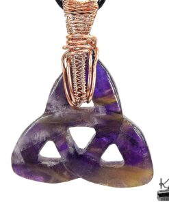 Pendentif artisanal Triquetra en pierre d'améthyste violette et fil de cuivre tressé à la main.