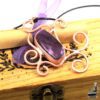 Coffret en bois pyrogravé artisanal avec pendentif en cuivre et labradorite aux reflets violets, Le Trésor des Korriganes.