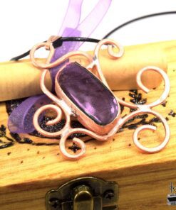 Coffret en bois pyrogravé artisanal avec pendentif en cuivre et labradorite aux reflets violets, Le Trésor des Korriganes.