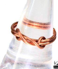Bague artisanale Melra en cuivre naturel martelé, bijou d'inspiration marine et historique pour femme.
