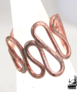 Bague ajustable Freon faite main en fil de cuivre naturel avec un design tressé organique.