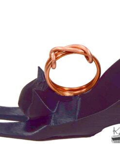 Bague artisanale Melra en cuivre naturel martelé, bijou d'inspiration marine pour femme.