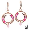 Boucles d'oreilles pendantes artisanales Neve en cercles de cuivre naturel, ornées de perles en cristal tchèque rose et violet avec gouttes transparentes roses.
