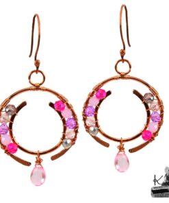 Boucles d'oreilles pendantes artisanales Neve en cercles de cuivre naturel, ornées de perles en cristal tchèque rose et violet avec gouttes transparentes roses.