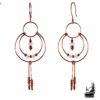 Boucles d'oreilles artisanales Erana en cuivre naturel et perles irisées, mesurant 9 cm de long.