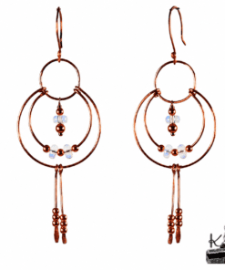 Boucles d'oreilles artisanales Erana en cuivre naturel et perles irisées, mesurant 9 cm de long.