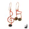 Boucles d'oreilles artisanales Octave en cuivre avec motifs musicaux et cabochons de labradorite.