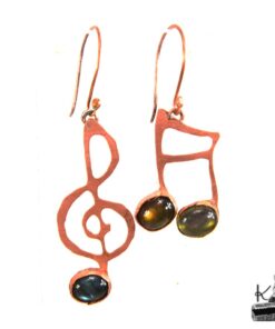 Boucles d'oreilles artisanales Octave en cuivre avec motifs musicaux et cabochons de labradorite.