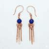 Boucles d'oreilles pendantes artisanales Sellina en cuivre fait main et perles de jade bleue naturelle, longueur 7,5 cm.