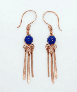 Boucles d'oreilles pendantes artisanales Sellina en cuivre fait main et perles de jade bleue naturelle, longueur 7,5 cm.