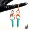 Boucles d'oreilles artisanales Riasa en cuivre naturel et perles de howlite, longueur 6 cm, bijou spirituel.