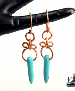 Boucles d'oreilles artisanales Riasa en cuivre naturel et perles de howlite, longueur 6 cm, bijou spirituel.