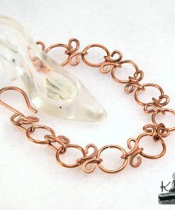Bracelet artisanal Nansa en cuivre naturel martelé, bijou fait main symbole de liberté et de courage.