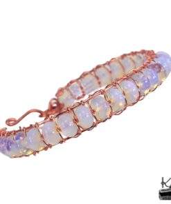 Bracelet jonc rigide Stella en cuivre naturel poli orné de perles rondelles en opalite aux reflets laiteux et lunaires, style féerique.