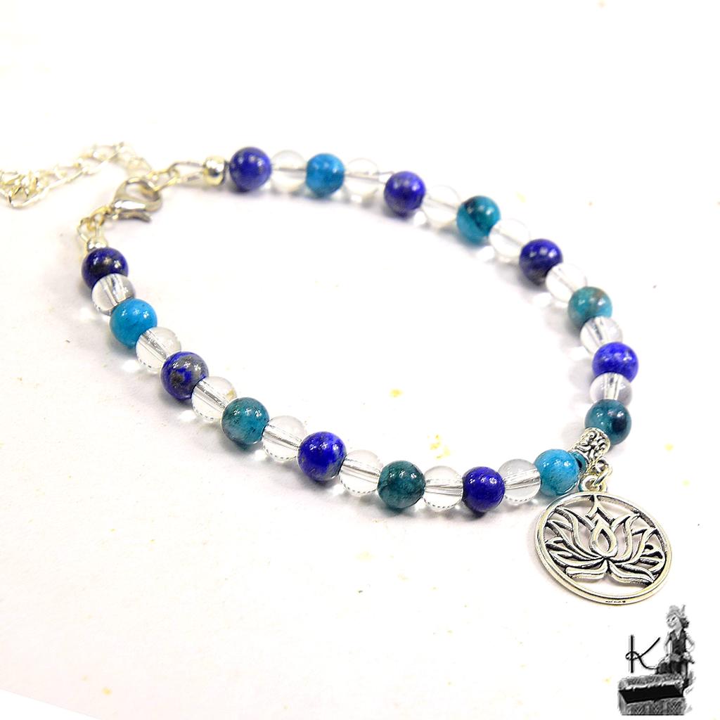 Bracelet artisanal Rhasa composé de perles en cristal de roche, apatite et lapis-lazuli avec une breloque fleur de lotus.
