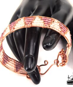 Bracelet Winoc en cuivre naturel avec perles de verre, bijou artisanal de style wire wrapping, porté sur un poignet de 17 cm.