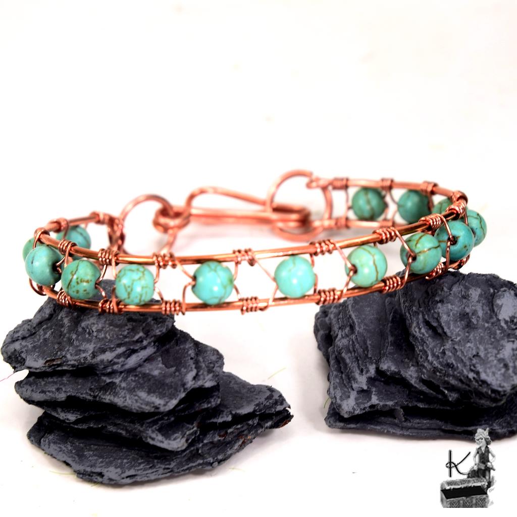 Bracelet Yvain en cuivre naturel tressé (wire wrapping) avec perles d'howlite pour poignet de 16 cm.