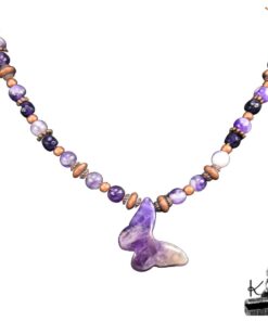 Collier artisanal Le Trésor des Korriganes composé d'un pendentif papillon en améthyste violette et d'un montage en cuivre.