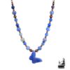 Collier artisanal Le Trésor des Korriganes avec pendentif papillon en aventurine bleue et perles de cuivre, style féerique.