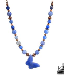 Collier artisanal Le Trésor des Korriganes avec pendentif papillon en aventurine bleue et perles de cuivre, style féerique.