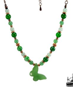 Collier artisanal Wilwarin avec un pendentif papillon en aventurine verte et perles en cuivre, création Le Trésor des Korriganes.