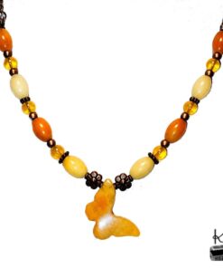 Collier artisanal Le Trésor des Korriganes avec pendentif papillon en jade jaune et perles de cuivre