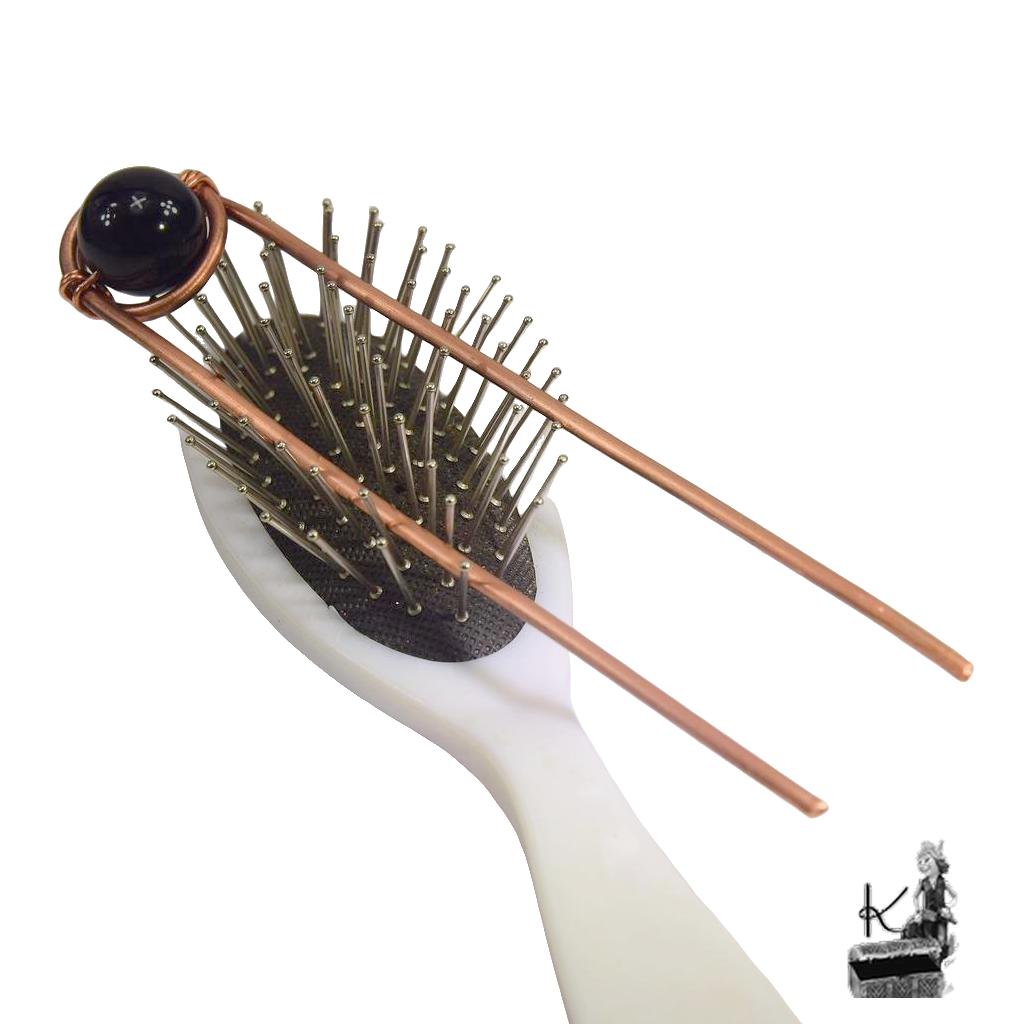 Fourche à cheveux artisanale en cuivre naturel avec pierre d'obsidienne noire, design mystique.