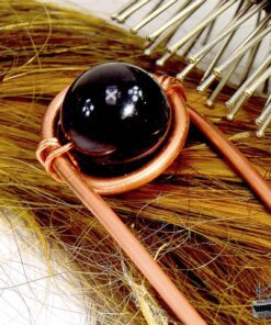 Alternative view of Fourche à cheveux Riou : Ornement Artisanal en Cuivre et Obsidienne