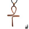 Pendentif ésotérique en forme de croix Ankh Clé de Vie, façonné en cuivre naturel pur aux reflets chauds pour la protection et les rituels.