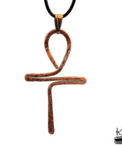 Pendentif ésotérique en forme de croix Ankh Clé de Vie, façonné en cuivre naturel pur aux reflets chauds pour la protection et les rituels.