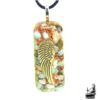 Pendentif orgonite Alita en résine transparente avec éclats de Larimar bleu, copeaux de cuivre et symbole d'aile d'ange pour la protection énergétique.