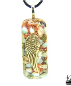 Pendentif orgonite Alita en résine transparente avec éclats de Larimar bleu, copeaux de cuivre et symbole d'aile d'ange pour la protection énergétique.