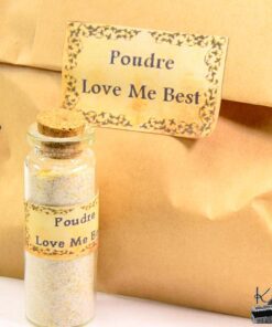 Fiole artisanale de poudre magique Love Me Best pour rituel d'attraction amoureuse.