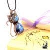Trésor-box Félix en bois pyrogravé contenant un pendentif artisanal en labradorite bleue aux reflets mystiques.