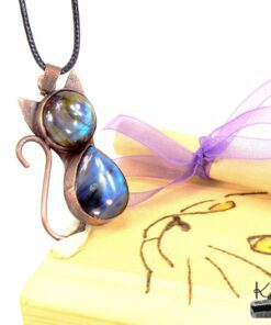 Trésor-box Félix en bois pyrogravé contenant un pendentif artisanal en labradorite bleue aux reflets mystiques.