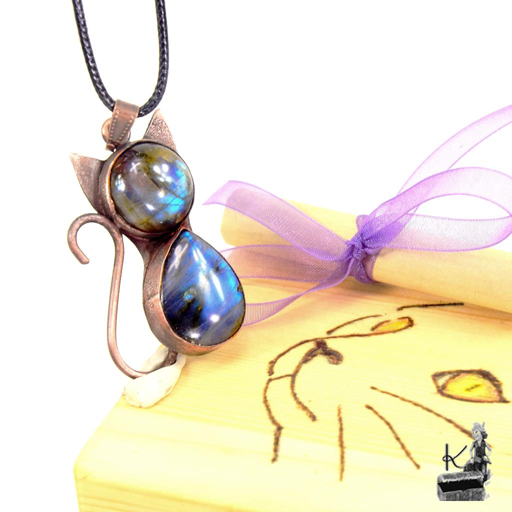 Trésor-box Félix en bois pyrogravé contenant un pendentif artisanal en labradorite bleue aux reflets mystiques.