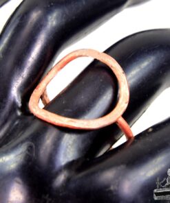 Bague Ladra artisanale en cuivre naturel martelé style viking taille 9.5.