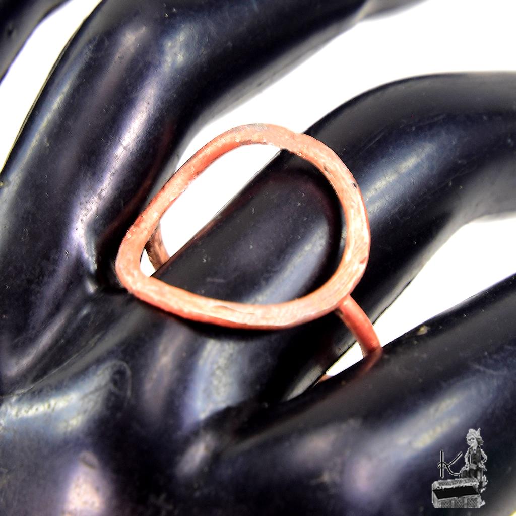 Bague Ladra artisanale en cuivre naturel martelé style viking taille 9.5.