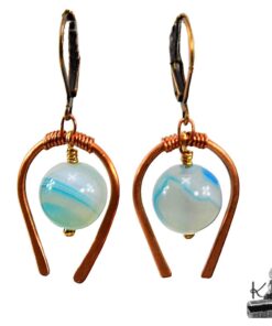Boucles d'oreilles Elara pendantes en cuivre naturel avec perles en agate rubanée, création artisanale Le Trésor des Korriganes.