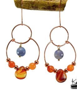 Boucles d'oreilles artisanales Hia en cuivre naturel avec perles de pierre cornaline.