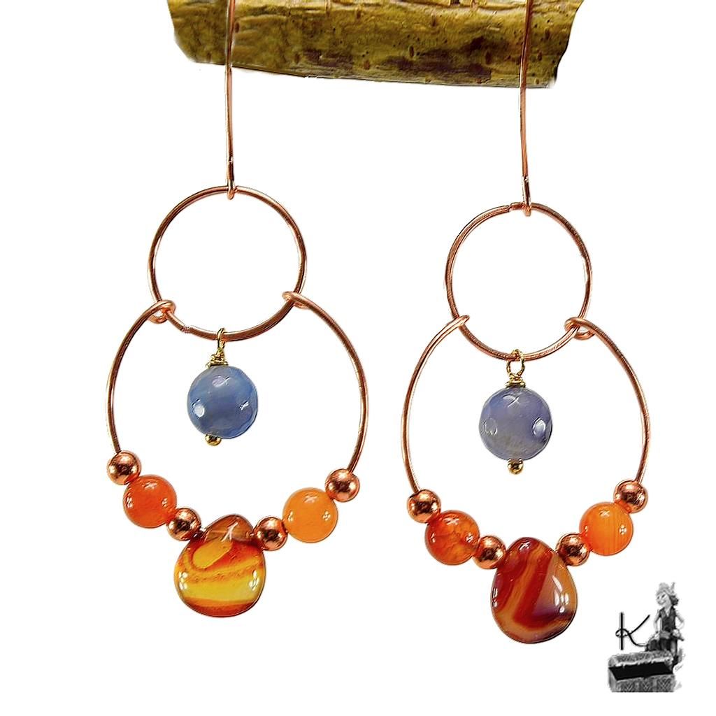Boucles d'oreilles artisanales Hia en cuivre naturel avec perles de pierre cornaline.