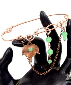 Broche épingle artisanale Niel en cuivre avec feuille de lierre électroformée et perles d'aventurine verte