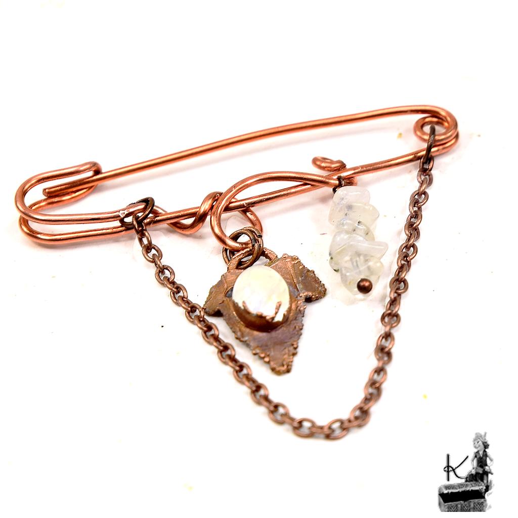 Broche épingle artisanale en cuivre électro-formé avec feuille de lierre et pierre de lune naturelle.